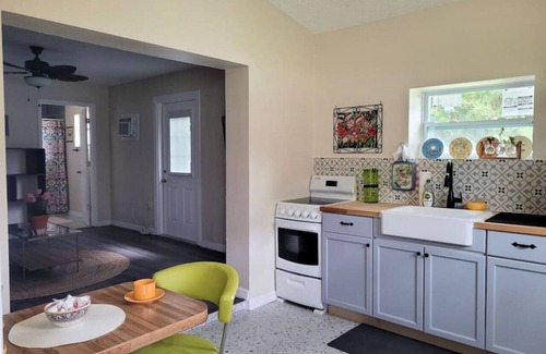 Trailer Estates Apartamento | Chickadee Cozy 1/1 Apt six miles to IMG