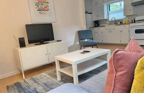 East Cesar Chavez Casa | Sweet Stay | Cozy Retreat in the Heart of Austin