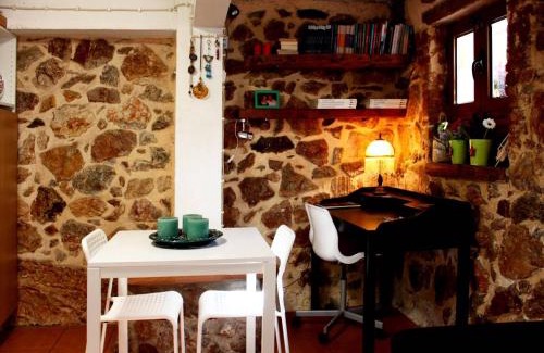 Dafni-Ymittos Apartamento | Sweet stone apartment in Imittos