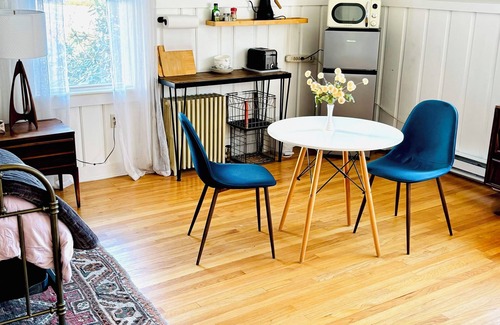 Greenfield Apartamento | Sweet Suite in Montague near Colleges and Downtown Turners Falls Great Falls.