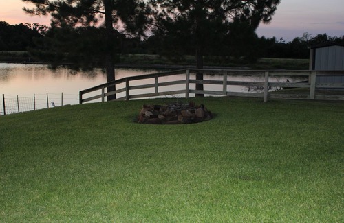 Van Zandt County Cabina | Cabaña pintoresca en el lago privado-11357 FM 858, Ben Wheeler, TX 75754