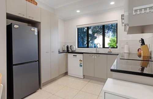 East Tamaki Casa | Sweet Sunshine Nest with Pool, Aircon and Parking