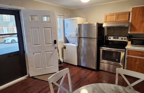 Ocean Park Condominio | Sweet, two-bedroom, one-bathroom condo, two short blocks from the beach!