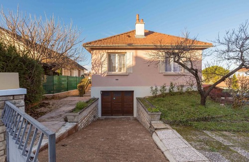 Bourroches Casa | Sweet villa burgundy- Maison de ville avec jardin -SR Loc