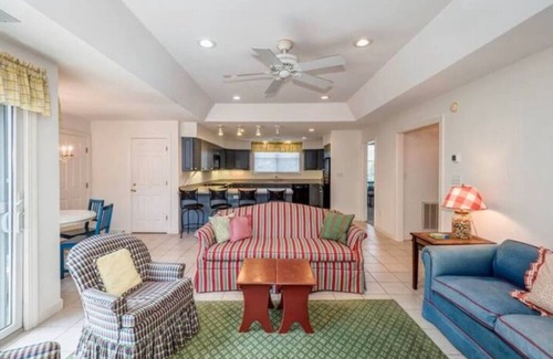 Northeast Virginia Beach Casa | Sweet Virginia Seas- Spacious 4-bedroom house- 2 minute walk to beach