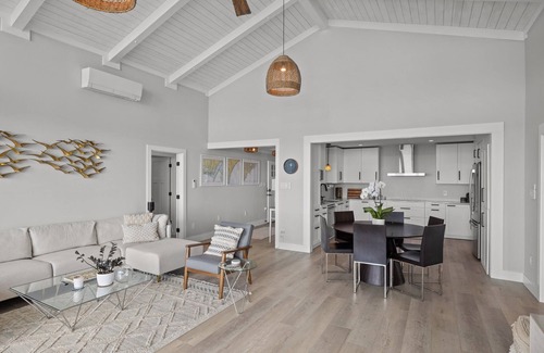 Newport Chalet De Esquí | Swept Away, waterfront, live oak paradise for your family get-away