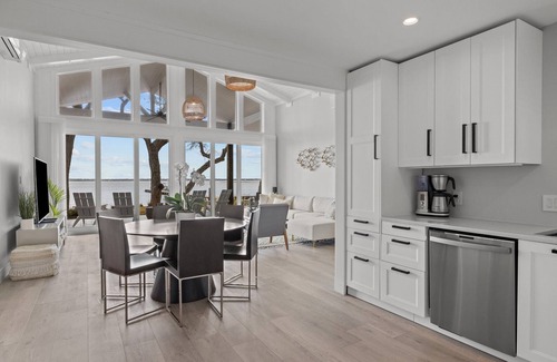 Newport Chalet De Esquí | Swept Away, waterfront, live oak paradise for your family get-away