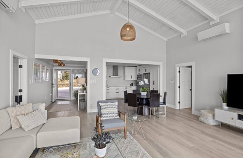Newport Chalet De Esquí | Swept Away, waterfront, live oak paradise for your family get-away