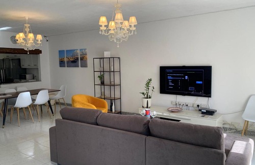 Swieqi Hotel | Villa Swieqi with shared rooms 8