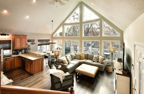Albemarle Casa | Swift Island Sunsets: Lakefront, Cozy, Sleeps 8