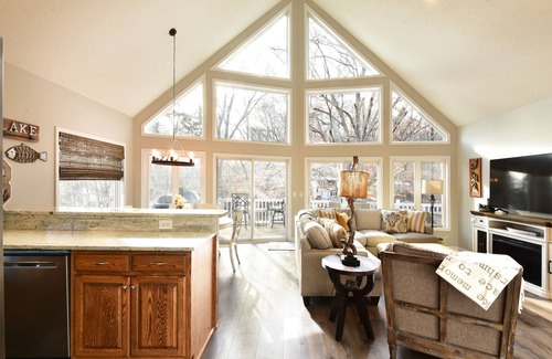 Albemarle Casa | Swift Island Sunsets: Lakefront, Cozy, Sleeps 8