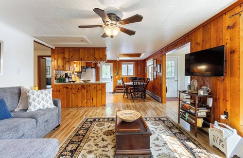 New Durham Casa | Swim, Soak, Paddle – Waterfront Getaway w/ Hot Tub
