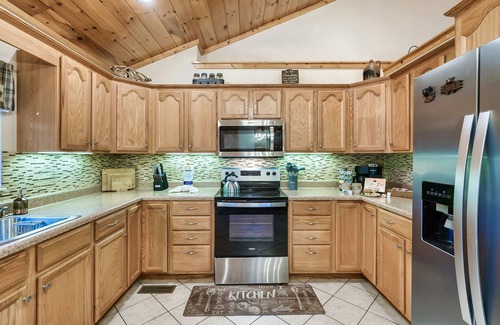 Gatlinburg - Pigeon Forge Cabina | Swim Spa| Fire Pit| Dogs| 3 King Bed| Spacious