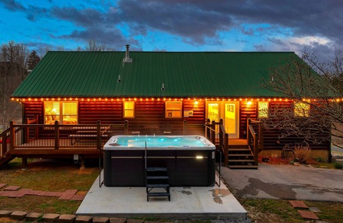 Gatlinburg - Pigeon Forge Cabina | Swim Spa| Fire Pit| Dogs| 3 King Bed| Spacious