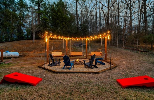 Gatlinburg - Pigeon Forge Cabina | Swim Spa| Fire Pit| Dogs| 3 King Bed| Spacious