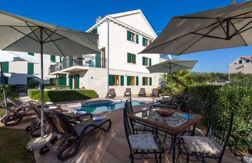 Cove Makarac (Milna) Apartamento | Swimming pool Apartment Noa, 400m to beach