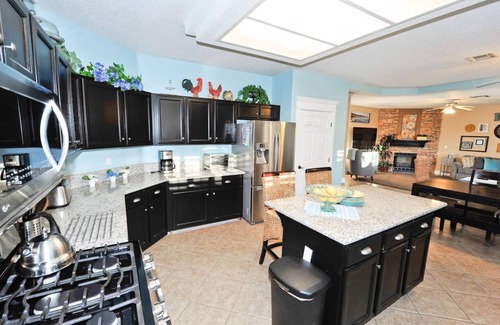 Las Vegas Casa | Swimming pool, hot tub, basketball court, putting green, family friendly