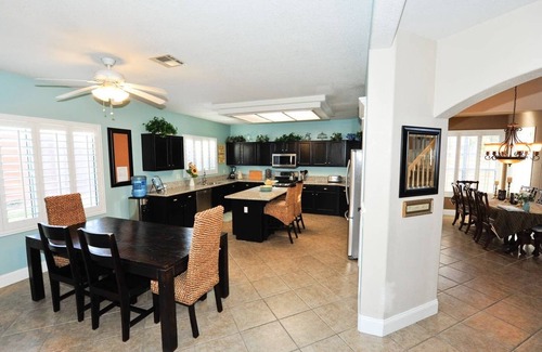 Las Vegas Casa | Swimming pool, hot tub, basketball court, putting green, family friendly