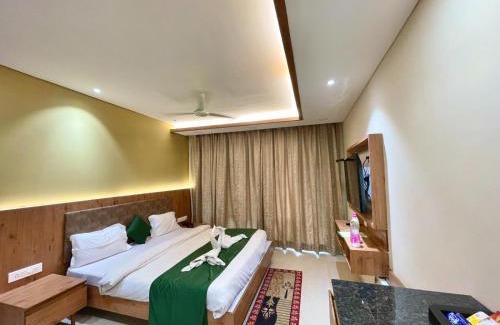 The Mall Road Hotel | SWIMMING POOL HOTEL R - B PREMIUM Puri