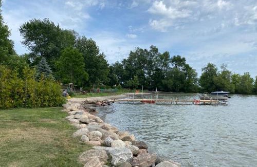 Ramara Casa | Swing Bridge Cottage on Lake Simcoe - Waterfront