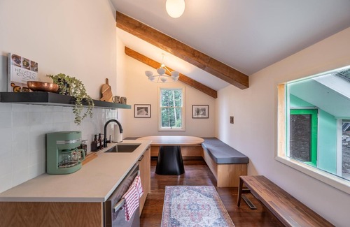 Golden Chalet De Esquí | Swiss Legacy Chalet: Adventure & Mountain Views