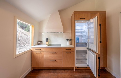 Golden Chalet De Esquí | Swiss Legacy Chalet: Adventure & Mountain Views