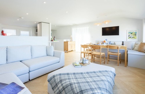 Rhosneigr Casa | Swn Y Bae - Family-Friendly Sea View Holiday Home