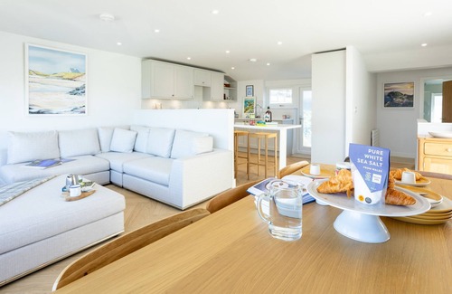 Rhosneigr Casa | Swn Y Bae - Family-Friendly Sea View Holiday Home