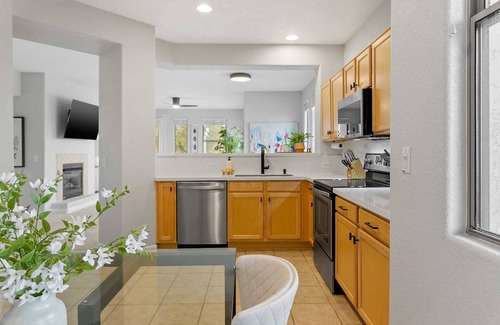Kierland Condominio | FAMILY/Luxurious Kierland Greens Condo: Gated Community, Heated Pool, & Concierge Services