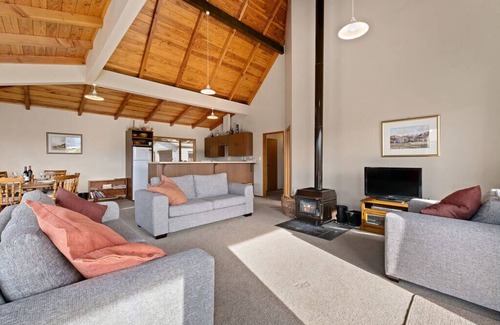 Wanaka Cabaña | Sycamore Place - Wanaka Holiday Home