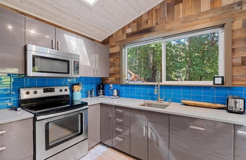 Guerneville Cabina | Sydney's Retreat: Treetop Paradise! Enchanting & Stylish! HtTb/Pup/WiFi