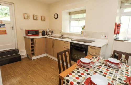 Beddgelert Cabaña | SYGUN COTTAGE, pet friendly, with open fire in Nant Gwynant