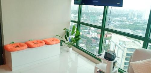 South Triangle Apartamento | Symphony Tower Quezon City 44sqm - Full glass view