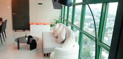 South Triangle Apartamento | Symphony Tower Quezon City 44sqm - Full glass view