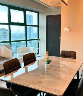 South Triangle Apartamento | Symphony Tower Quezon City 44sqm - Full glass view