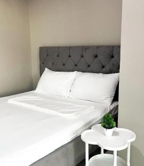 South Triangle Apartamento | Symphony Tower Quezon City 44sqm - Full glass view