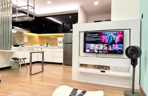Seri Kembangan Apartamento | Symphony Tower - Studio, High Floor, Self Check in, Free Parking, Free Netflix, 200mbps WIFI WIFI