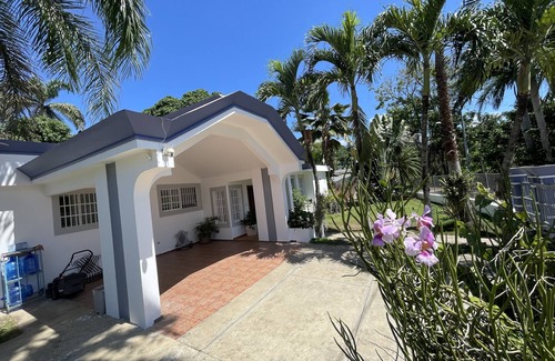 La Vega Province Casa | Tómate un respiro de paz y tranquilidad en este hermoso espacio amplio y sereno.