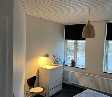 Tonder Apartamento | Tønders bedste udsigt et værelse stue spisestue køkken badeværelse