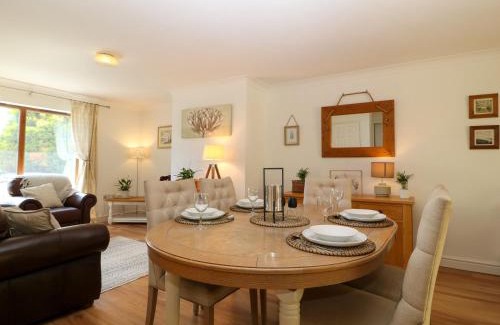 Llanddaniel Fab Casa | Tŷ Gareg