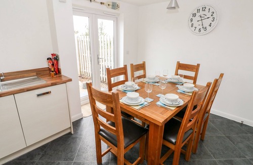 Ogmore-by-Sea Cabaña | T? GLAS, pet friendly, country holiday cottage in St Brides Major
