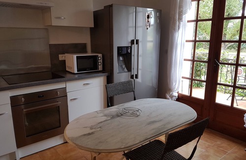 Greoux-les-Bains Apartamento | APARTAMENTO T2 EN ALQUILER EN CASA CON GRAN PARQUE CERCADO DE 5000 M2