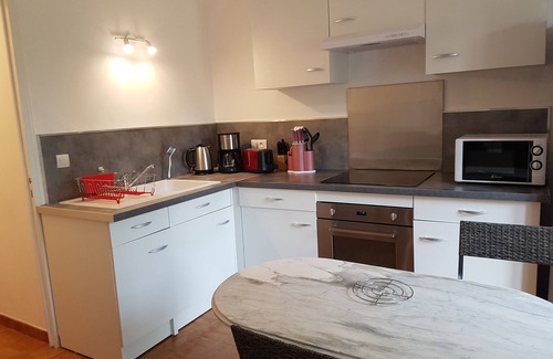 Greoux-les-Bains Apartamento | APARTAMENTO T2 EN ALQUILER EN CASA CON GRAN PARQUE CERCADO DE 5000 M2