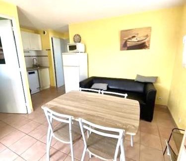 Saintes-Maries-de-la-Mer Apartamento | T2 cabine avec piscine collective, parking, climatisation pour 4 personnes