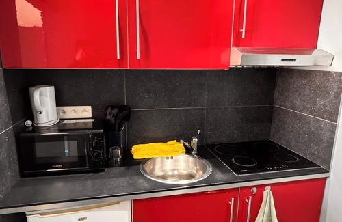 Sint-Jans-Molenbeek Apartamento | T2 New Quiet central neighborhood and transportation in front