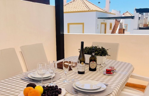 Conceicao e Cabanas de Tavira Apartamento | Terraza T2, Wifi, aire acondicionado y piscina - Vacaciones cómodas y relajantes