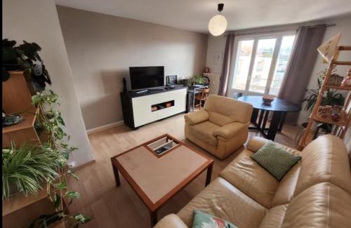 Decines-Charpieu Apartamento | T2 top floor with balcony - Stadium-Arena-Eurexpo