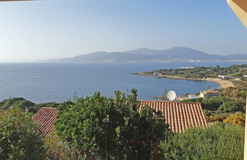 Porticcio Apartamento | T3 of 68 m2 in Porticcio. Covered terrace 20 m2, small garden 50 m2. Walking distance to the beach.