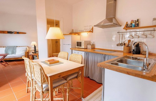 Tamariu Apartamento | T5 · 🌊 Cozy Retreat 50m to Beach & Garden Escape