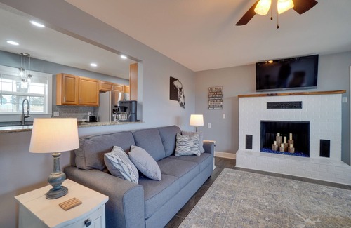 Golden Casa | Table Rock Lake Home - Fire Pit & Lake Views!